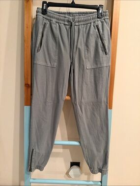 Athleta Light Gray woman’s Jogger Sweatpants with Zipper Pockets